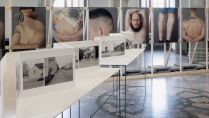 Kreismuseum Wewelsburg zeigt Ausstellung „Haut, Stein“ und Videoinstallation „Poetry Is Out of Place“