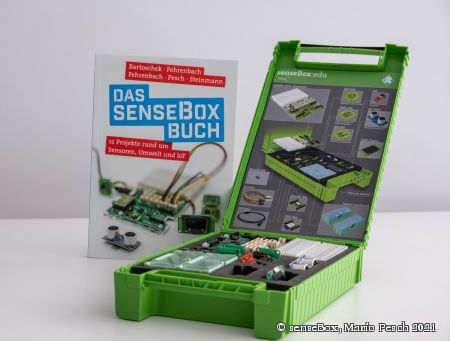 senseBox:edu Bundle zusammen mit dem senseBox-Buch